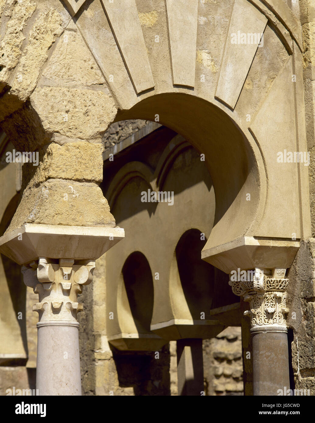 Il Medina Azahara. Musulmani palazzo medievale-città costruita da-Abd ar-Rahman II al-Nasir, decimo secolo. Umayyad Califfo di Cordoba, Spagna. Dettaglio arco moresco. Foto Stock