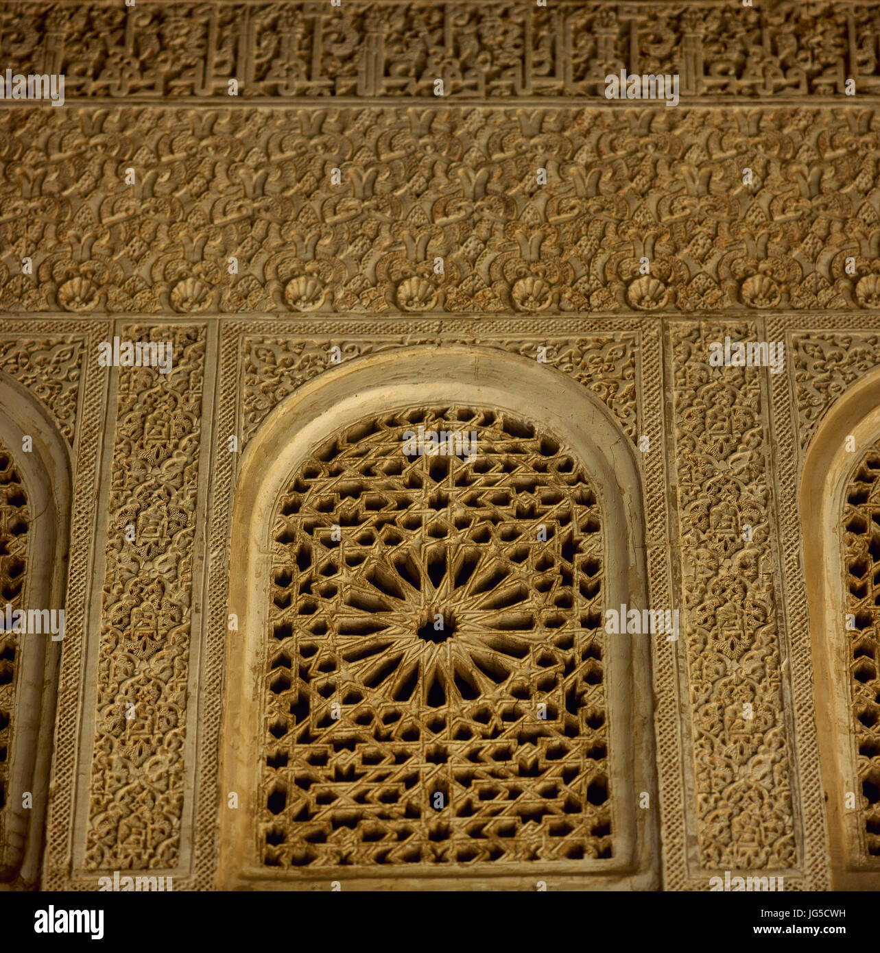 Generalife Palace. Emirato di Granada, Andalusia. Costruito del XIV secolo. La Corte de la Acequia. Arabesque stucco. Spagna. Foto Stock