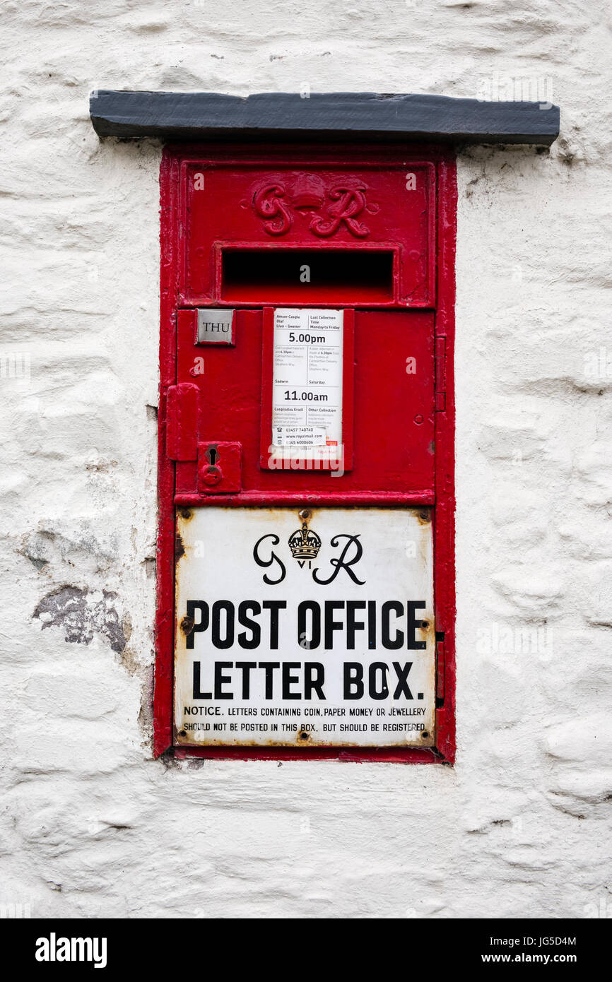 Un inizio xx secolo postbox in Laugharne, Carmarthenshire, Wales, Regno Unito Foto Stock