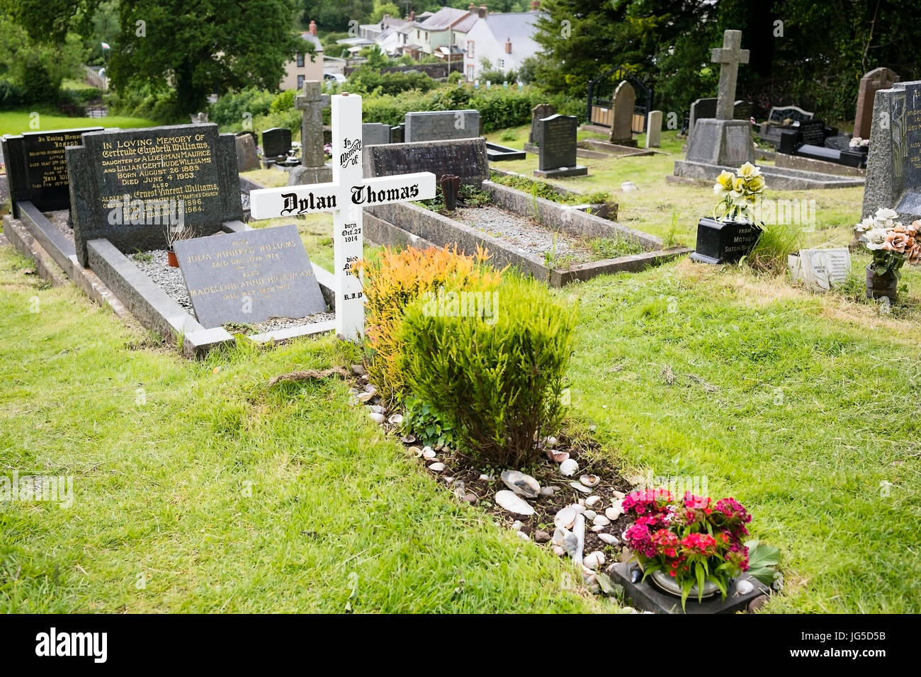 Il memoriale croce e la tomba del poeta Dylan Thomas a Laugharne, Carmarthenshire, Wales, Regno Unito Foto Stock