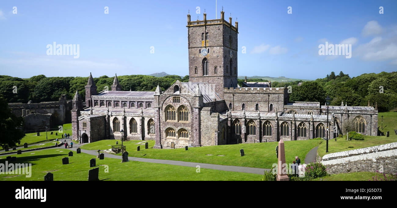 St.David's Cathedral affrontato dai passaggi Thirty-Nine, St. David's, Pembrokeshire, Wales, Regno Unito Foto Stock