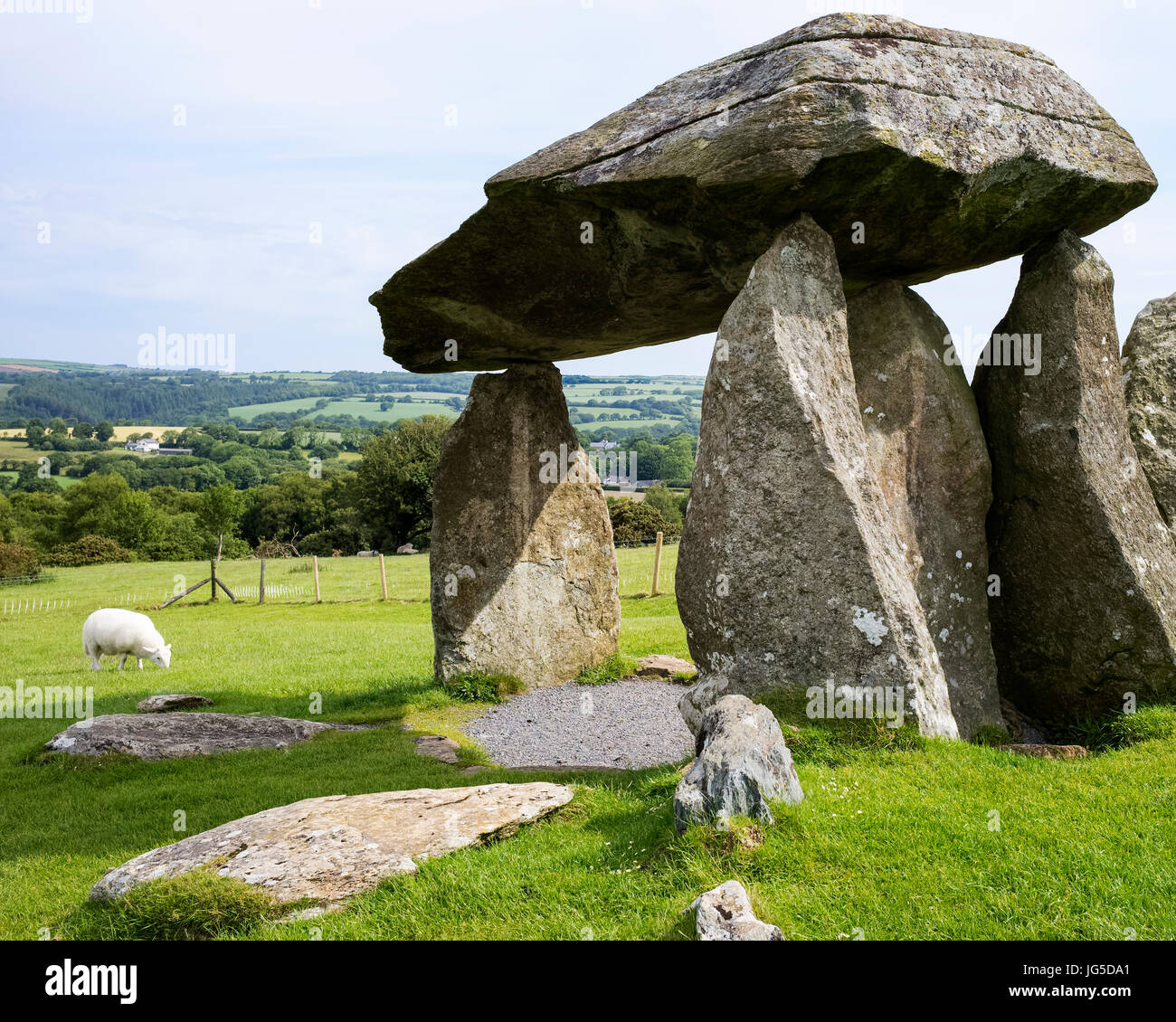 Il più grande e meglio conservato, pietra sepolcrale in Galles, Pentre Ifan, Pembrokeshire, Regno Unito Foto Stock