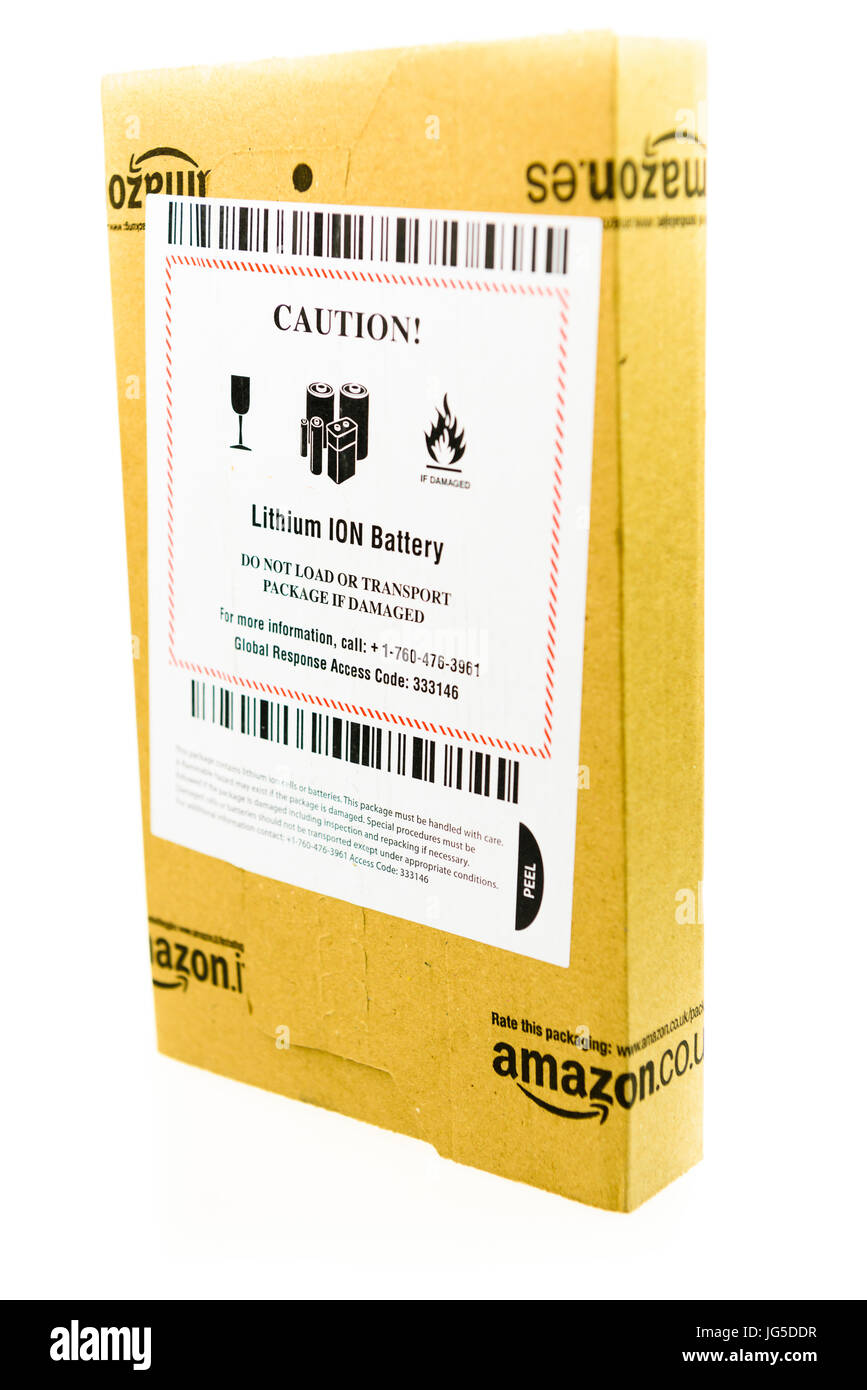 Confezione da Amazon con un adesivo avvertimento che il pacchetto contiene  una batteria agli ioni di litio, e non per il trasporto nel caso in cui il  pacchetto è danneggiato Foto stock -
