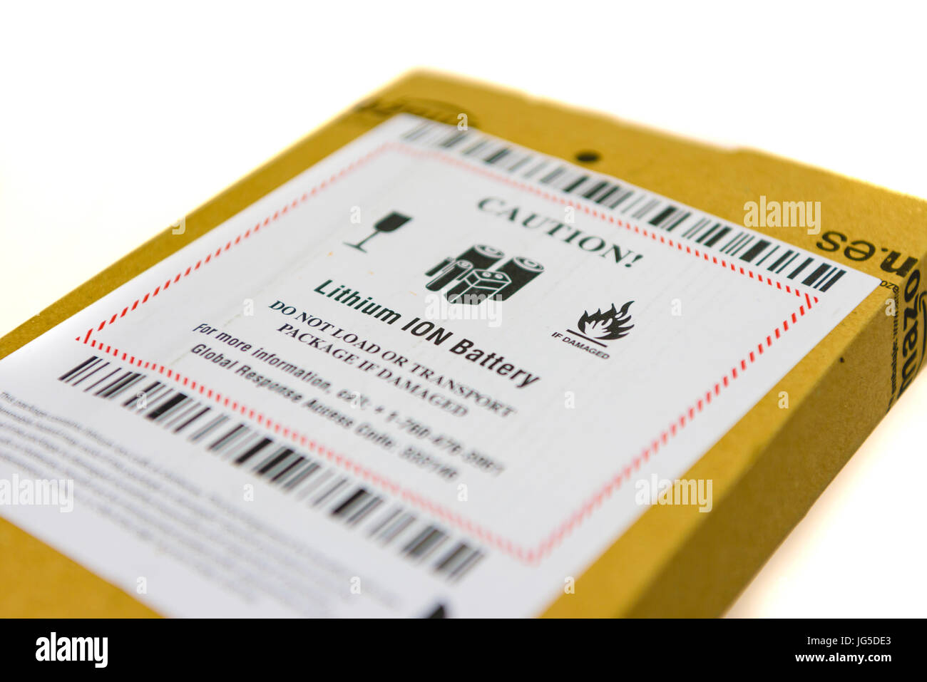 Confezione da Amazon con un adesivo avvertimento che il pacchetto contiene una batteria agli ioni di litio, e non per il trasporto nel caso in cui il pacchetto è danneggiato. Foto Stock
