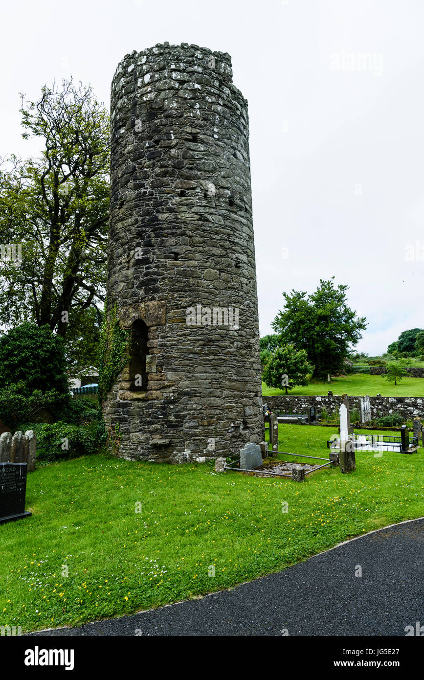 Armoy roundtower in un cimitero. Foto Stock