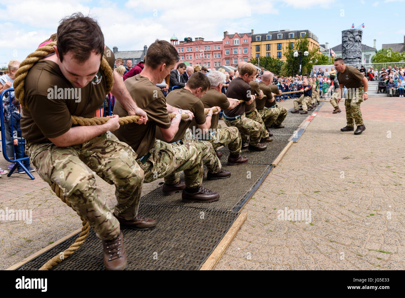 Soldati di prendere parte a un rimorchiatore-o-guerra alla prova di resistenza. Foto Stock