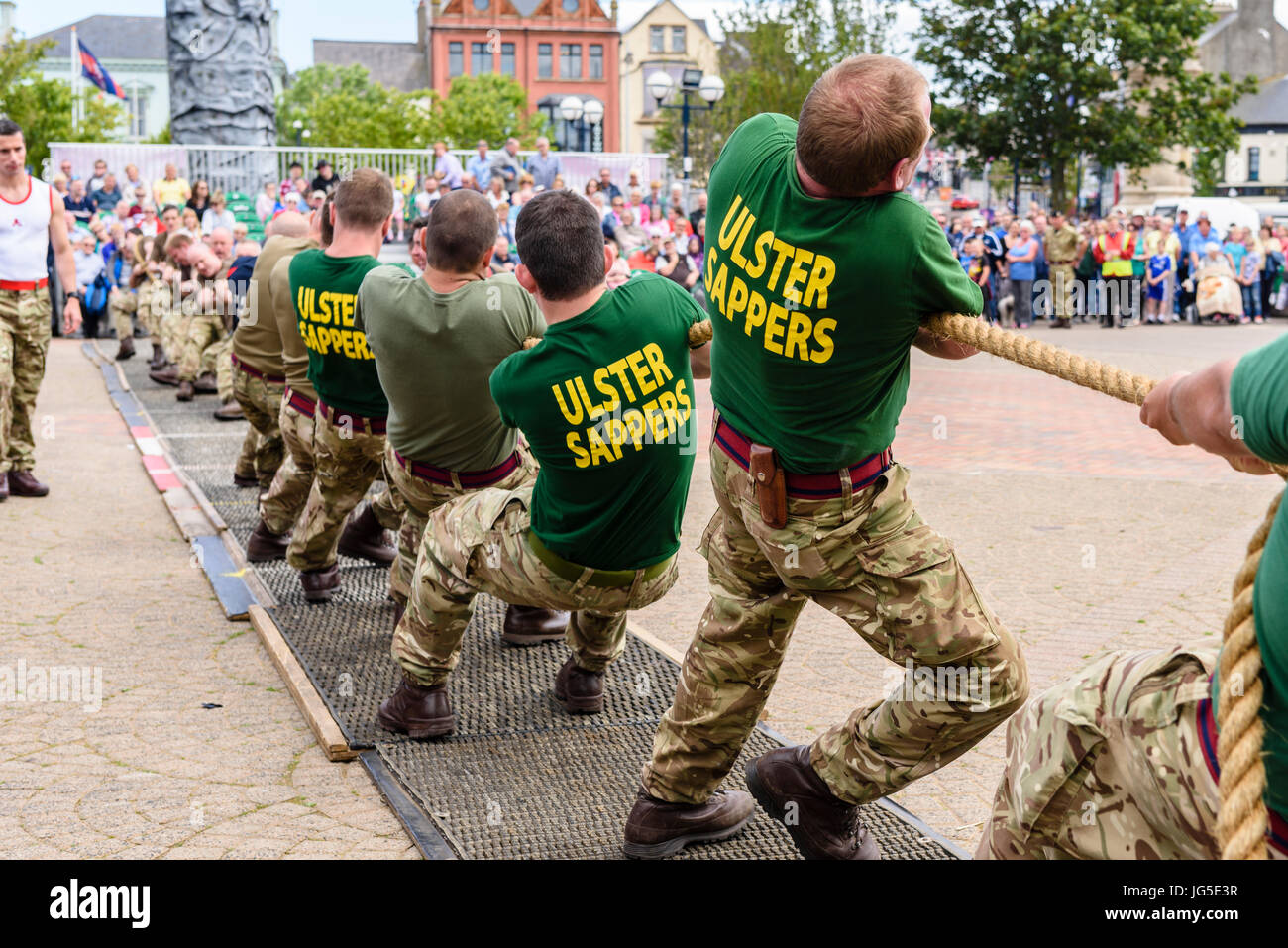 Soldati di prendere parte a un rimorchiatore-o-guerra alla prova di resistenza. Foto Stock