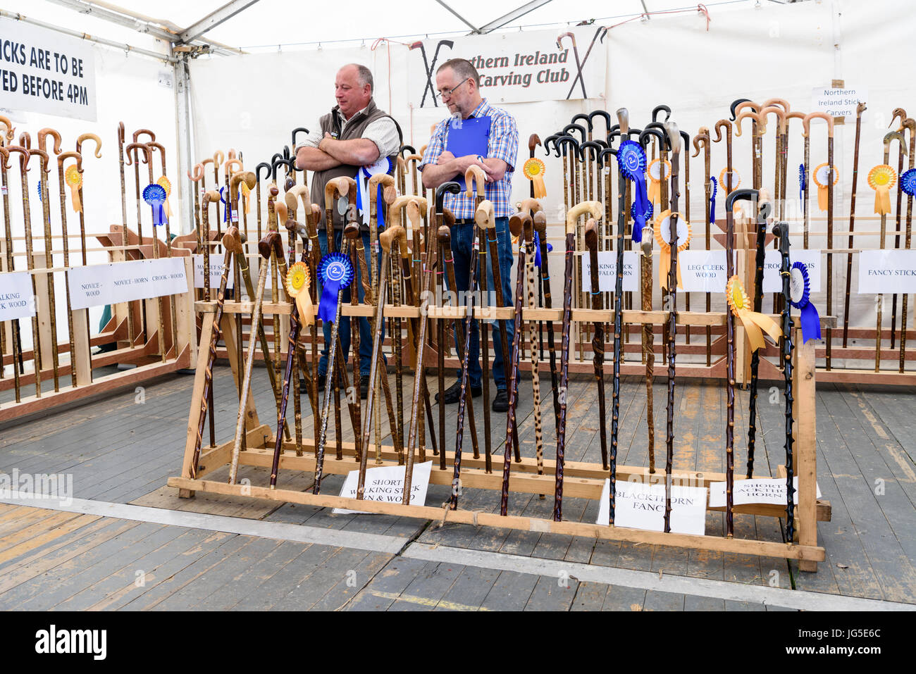 Irlanda del Nord Stick Carving Club show off fatto a mano bastoni da passeggio. Foto Stock