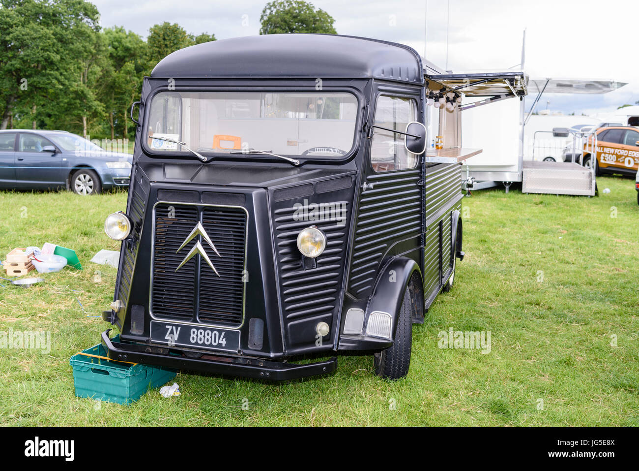 Citroen H Van convertito in un mobile per ristorazione van caffè a una fiera all'aperto. Foto Stock
