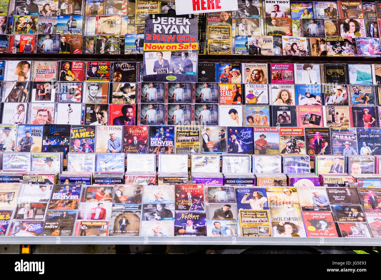Il mercato mobile in stallo un van la vendita di centinaia di Irish Country Music compact disc. Foto Stock