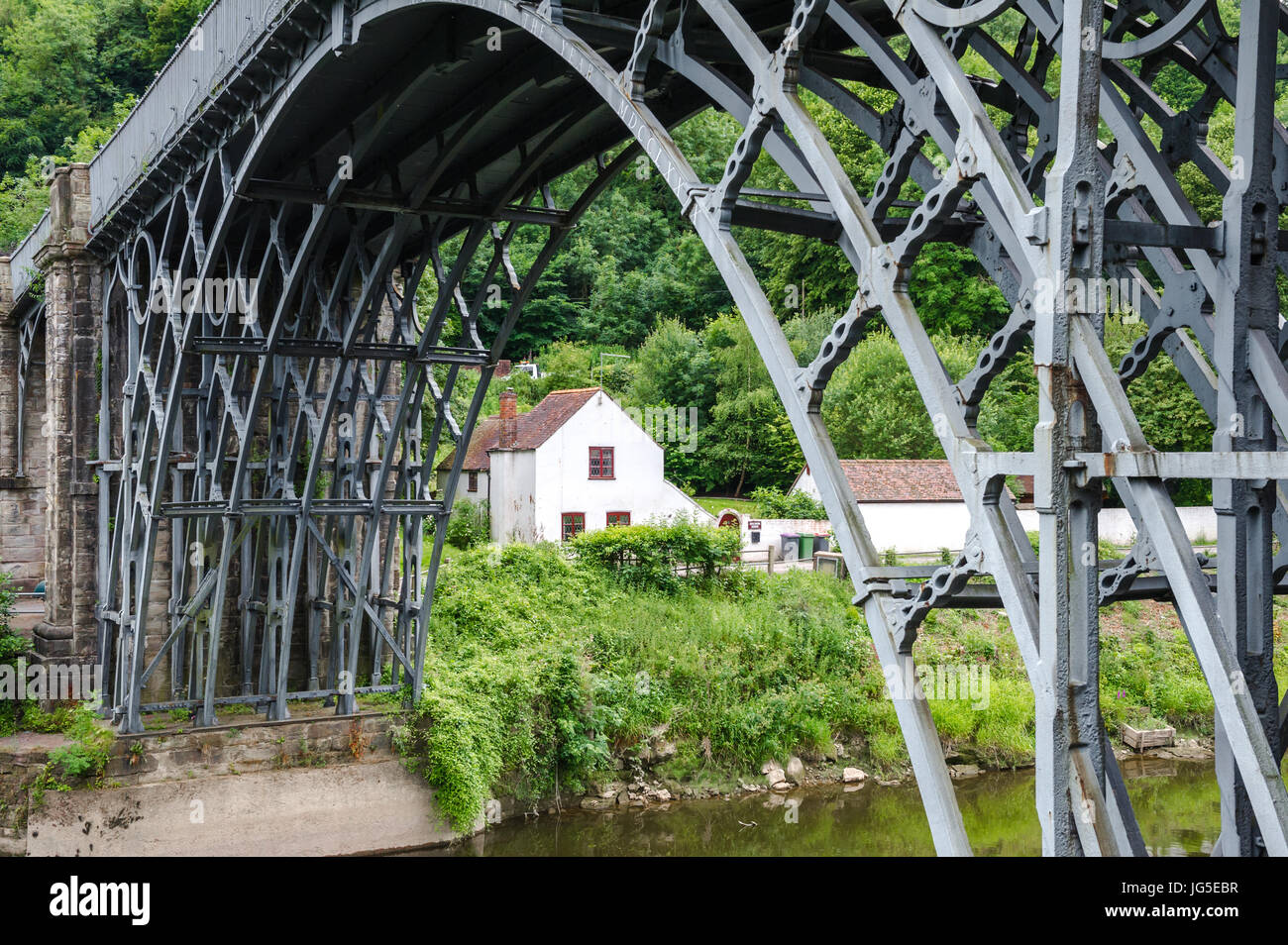 Il Ironbribge, costruito da Abraham Darby III sul fiume sette di IRONBRIDGE, Telford. Foto Stock