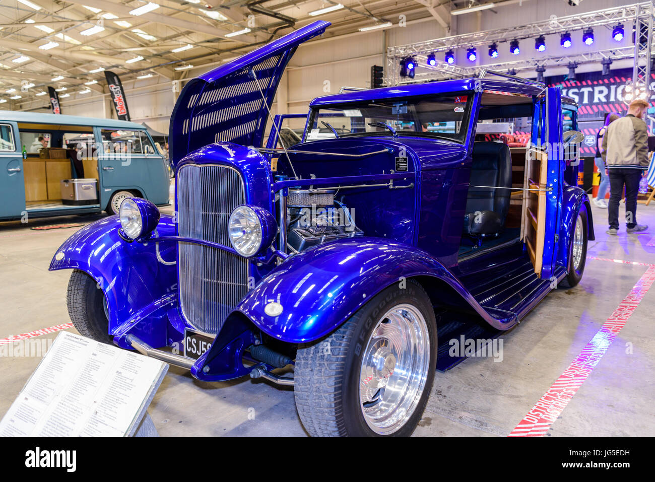 La carta blu American hot rod auto con un Edelbrock 347 il blocco corto motore V8 e una piegatura laterale cofano. Foto Stock