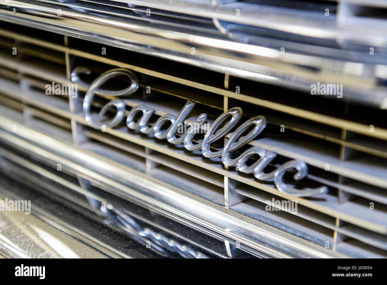 Cadillac logo sul chrome griglia anteriore del radiatore di un 1963 Coupe de Ville Foto Stock