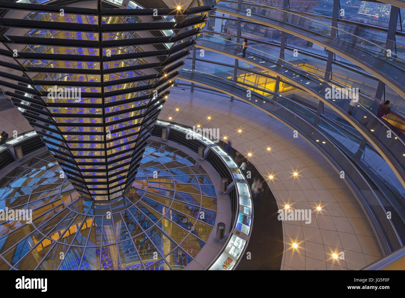 Berlino, Germania - Febbraio 13, 2017: La interion della cupola del Reichstag al crepuscolo. Foto Stock