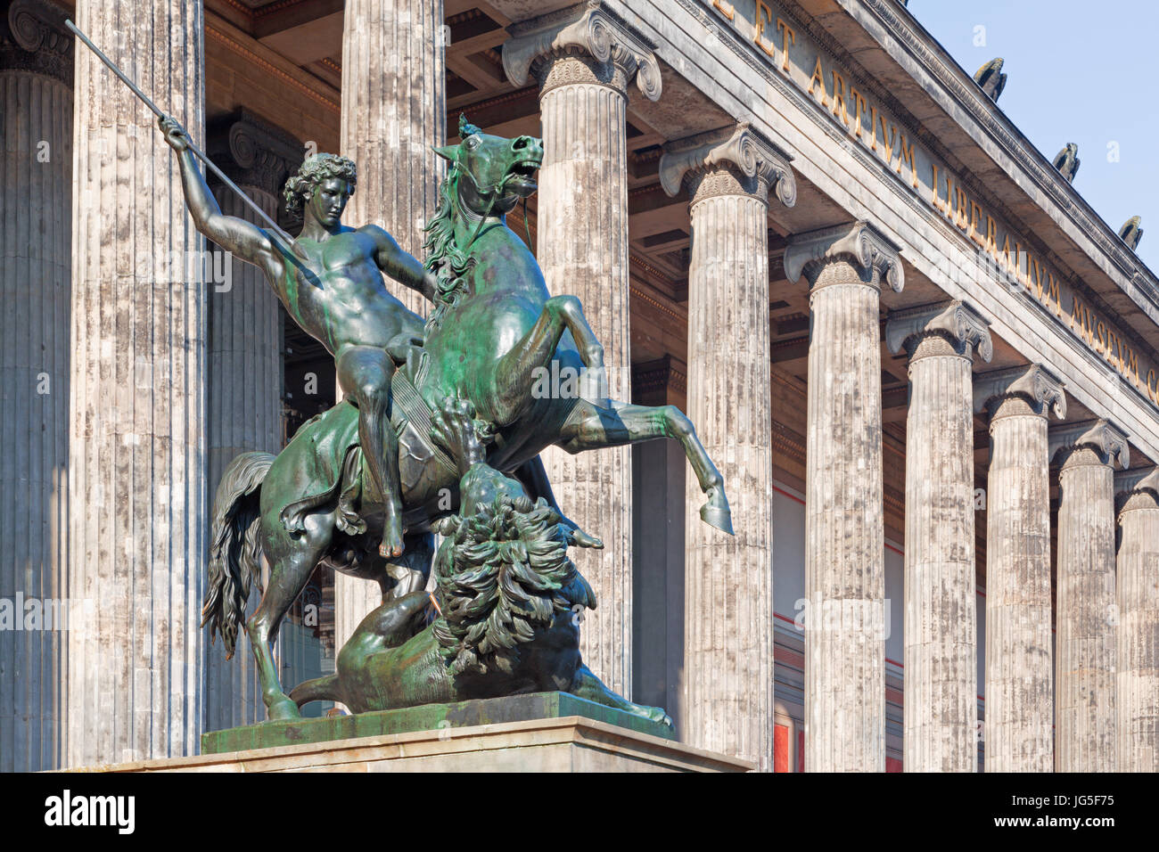 Berlino, Germania - Febbraio 13, 2017: il Dom, colonne di Altes Museum e la scultura in bronzo Lowenkampfer Foto Stock