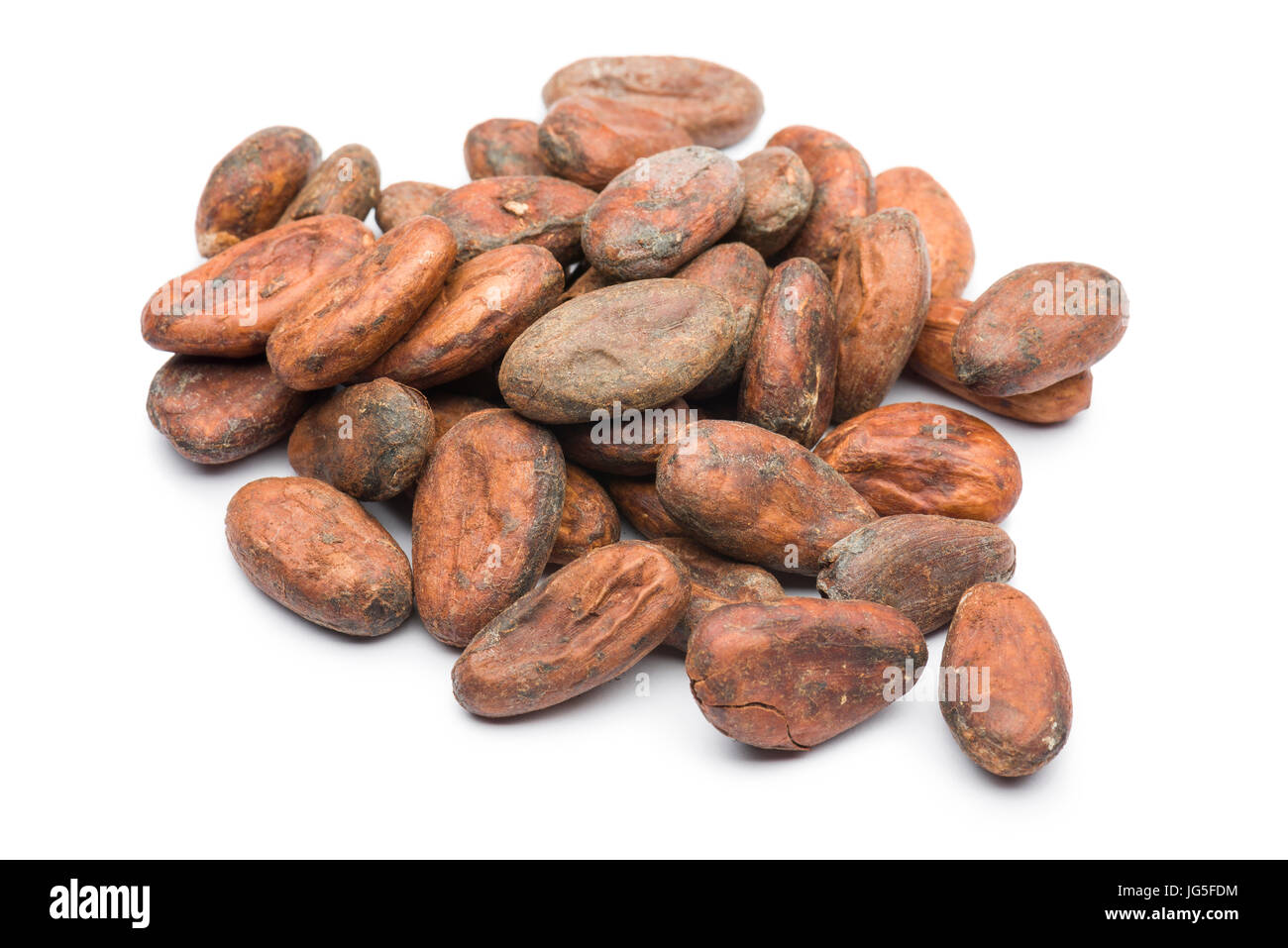 Cumulo delle fave di cacao su sfondo bianco Foto Stock