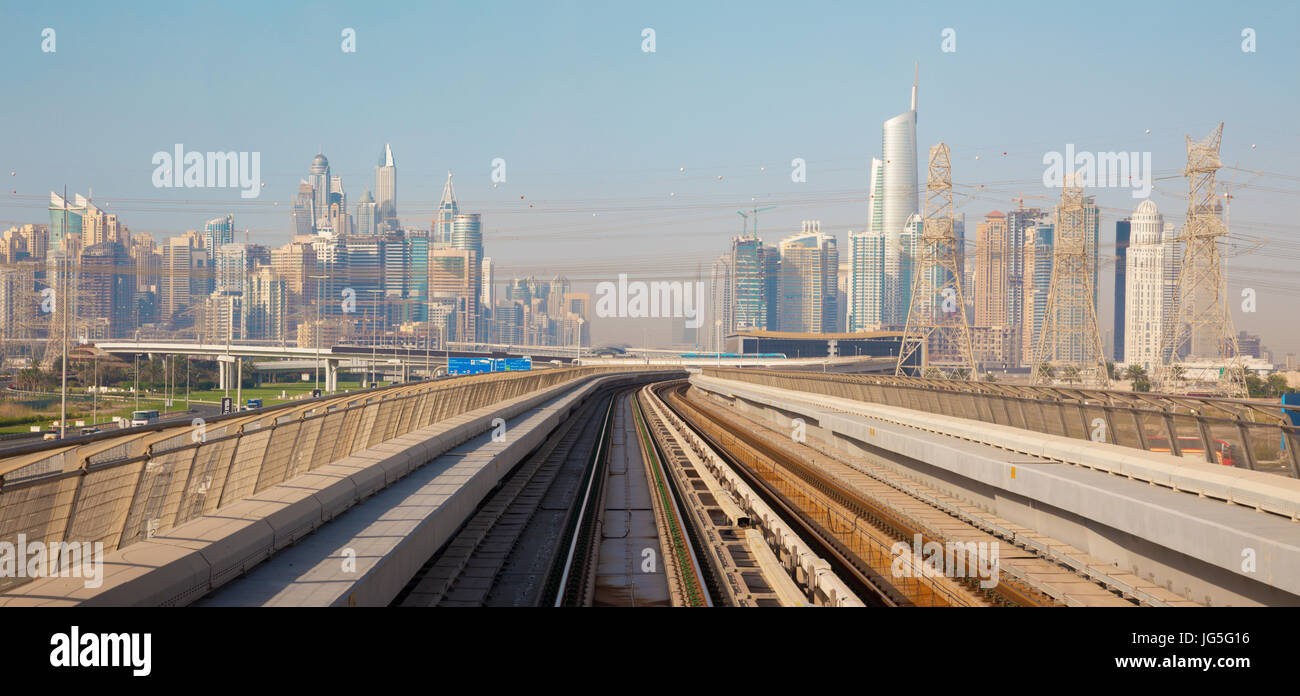 Dubai - La Marina Towers e le rotaie della metropolitana. Foto Stock
