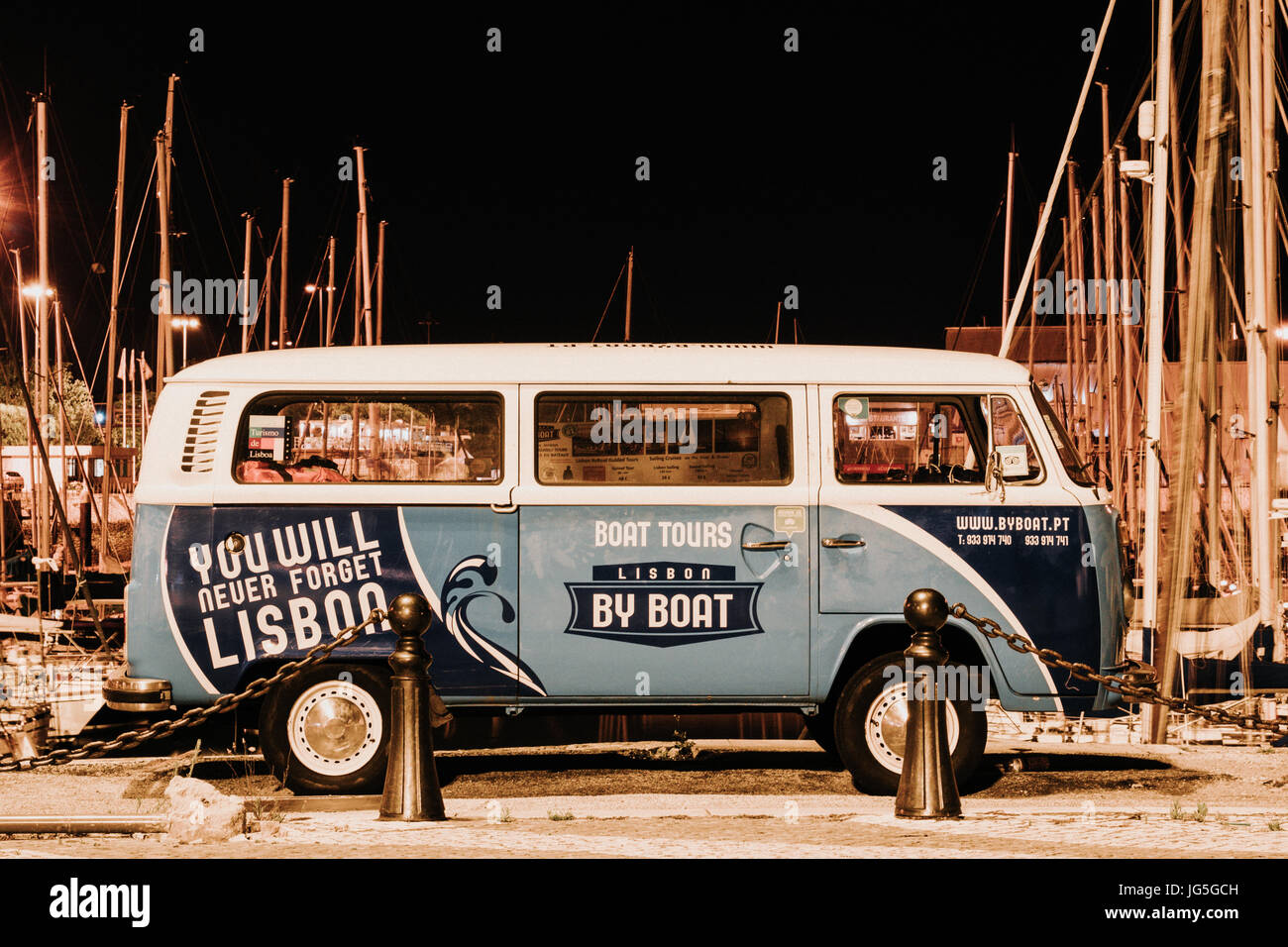 Lisbona, Portogallo - Giugno 2017 -Volksvagen maggiolone Bus per promuovere il tour in barca a Lisbona Foto Stock