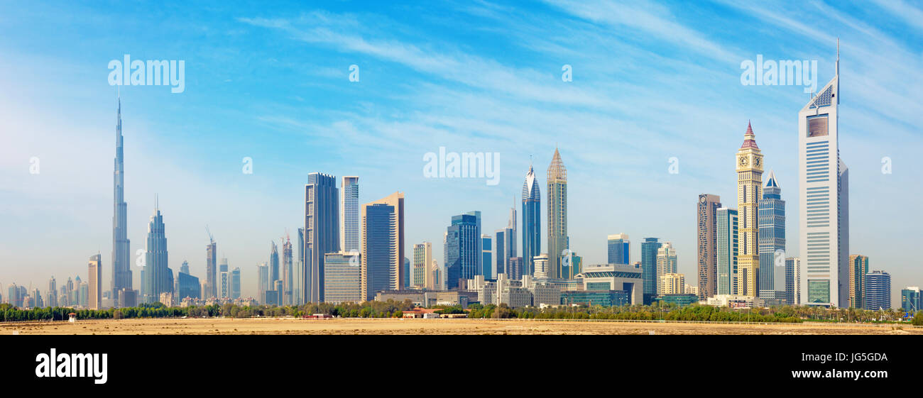 Dubai - lo skyline del centro cittadino con il Burj Khalifa e Emirates Towers. Foto Stock