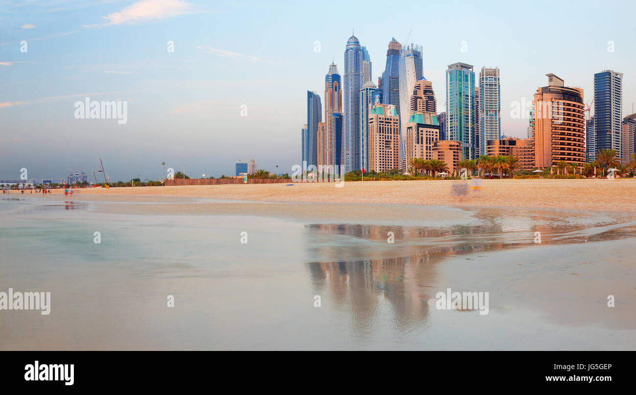 DUBAI, Emirati Arabi Uniti - 28 Marzo 2017: La Marina Towers dalla spiaggia nella luce della sera. Foto Stock