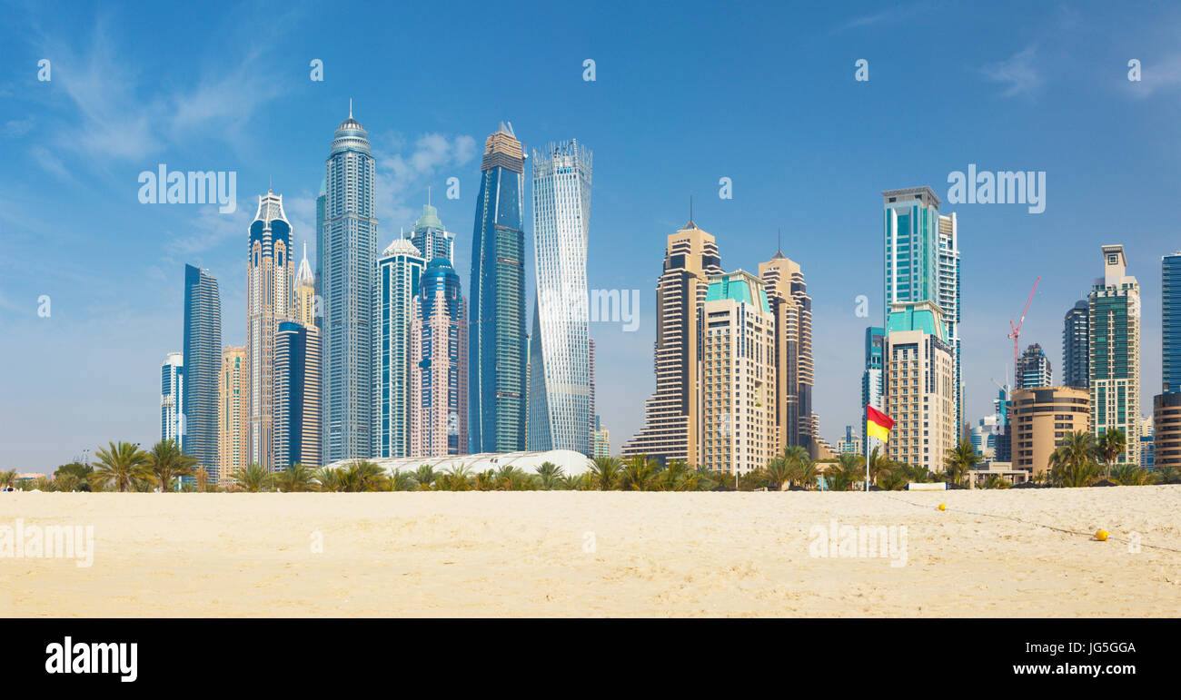 Dubai - La Marina Towers da spiaggia.. Foto Stock