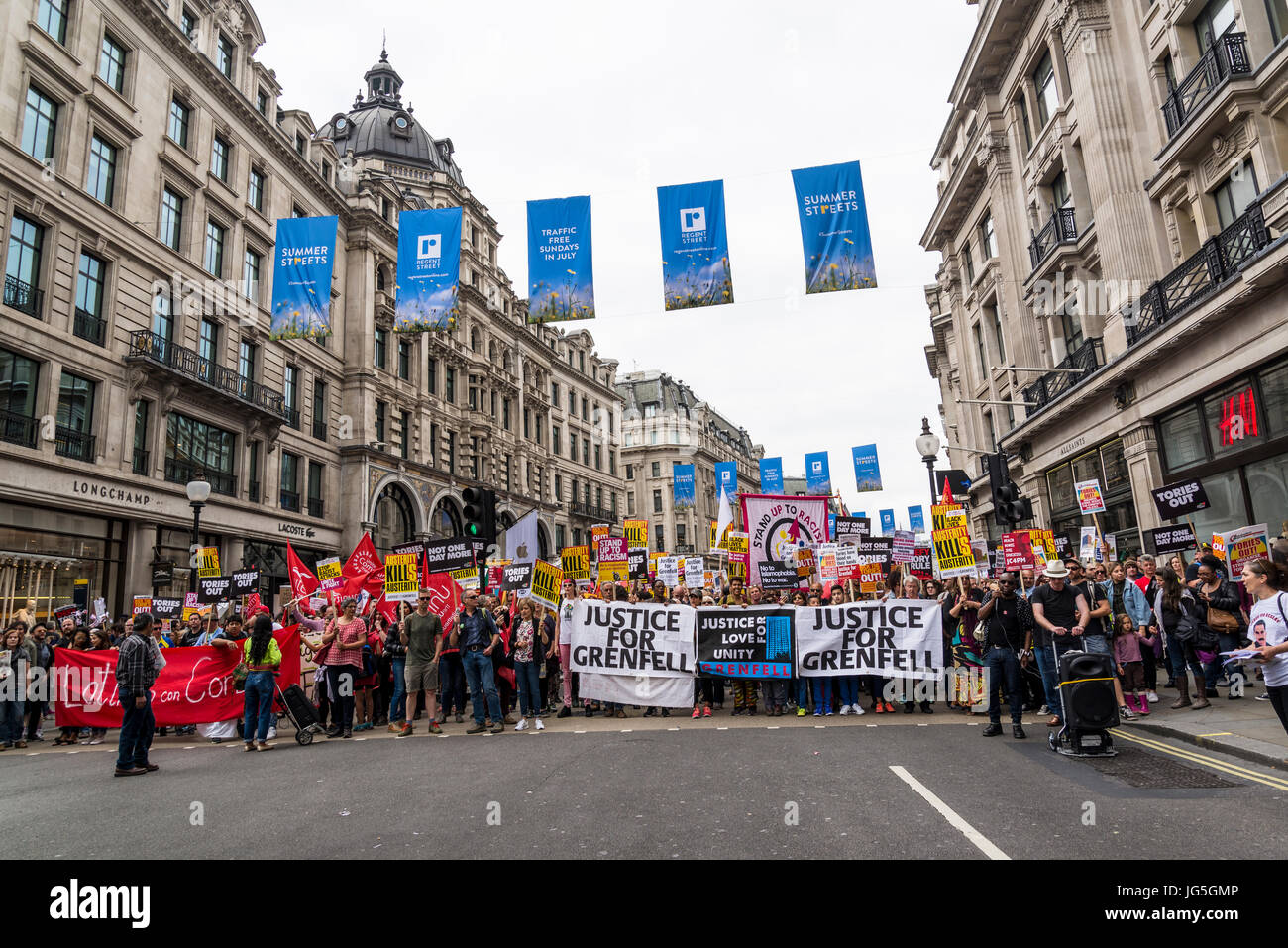 Giustizia per Grenfell, non un giorno di più - Tories fuori manifestazione nazionale, un Anti-Government e Teresa può protestare organizzato da un anti-austerità c Foto Stock