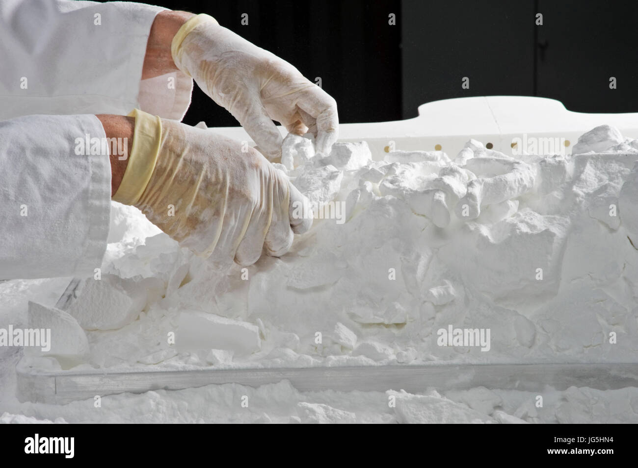 Opache oggetti prototipo fabbricato mediante la Sinterizzazione Laser  Selettiva (Selective Laser Sintering SLS) processo essendo rilasciato dal  circostante polvere di nylon Foto stock - Alamy