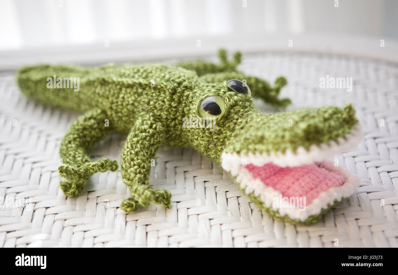 Fatte a mano maglia verde coccodrillo Foto stock Alamy