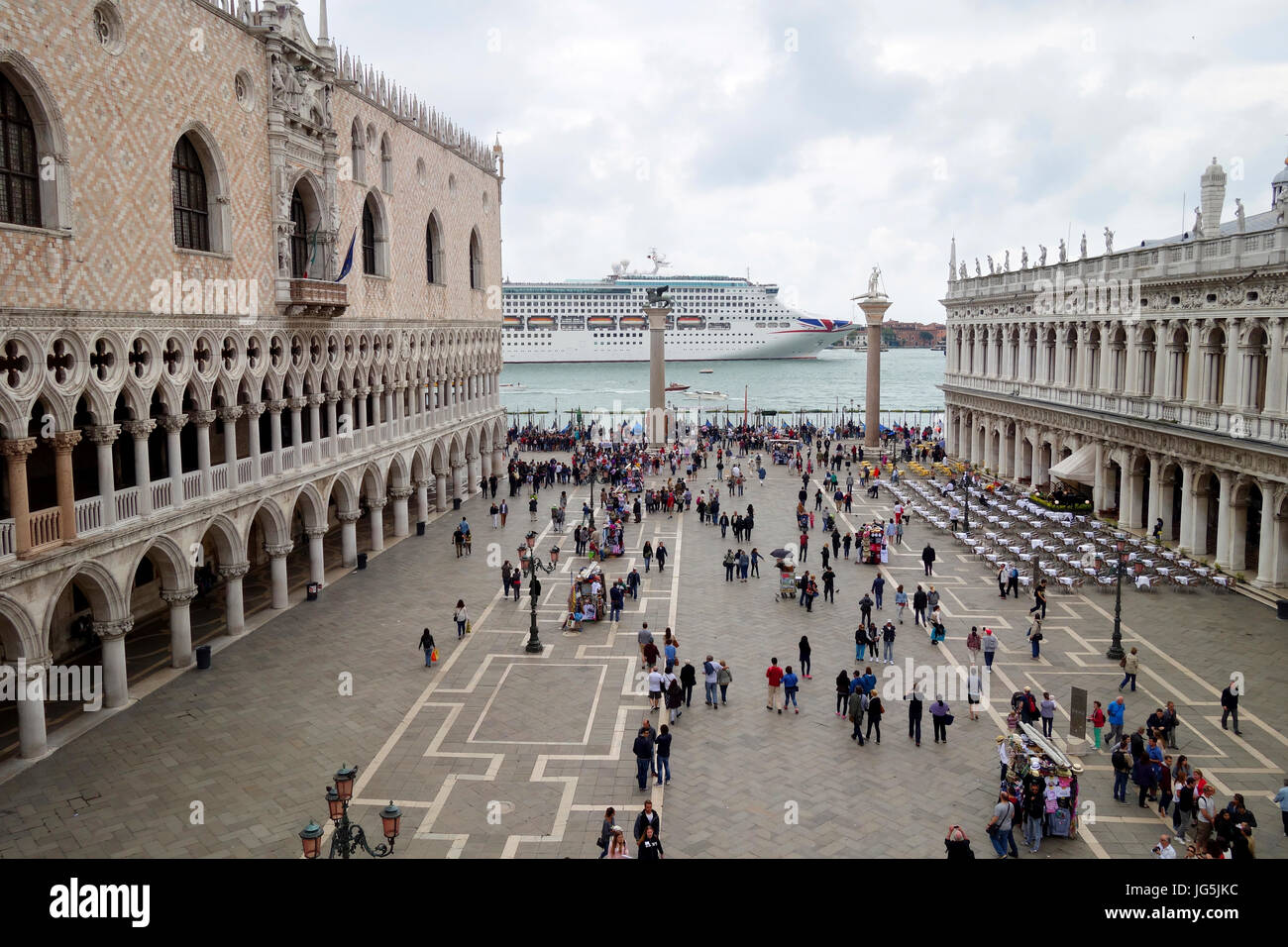 Piazza San Marco con la nave curise Oceana passando per le Colonne di San Marco e San Todaro, Venezia, Venezia,Itlay Foto Stock