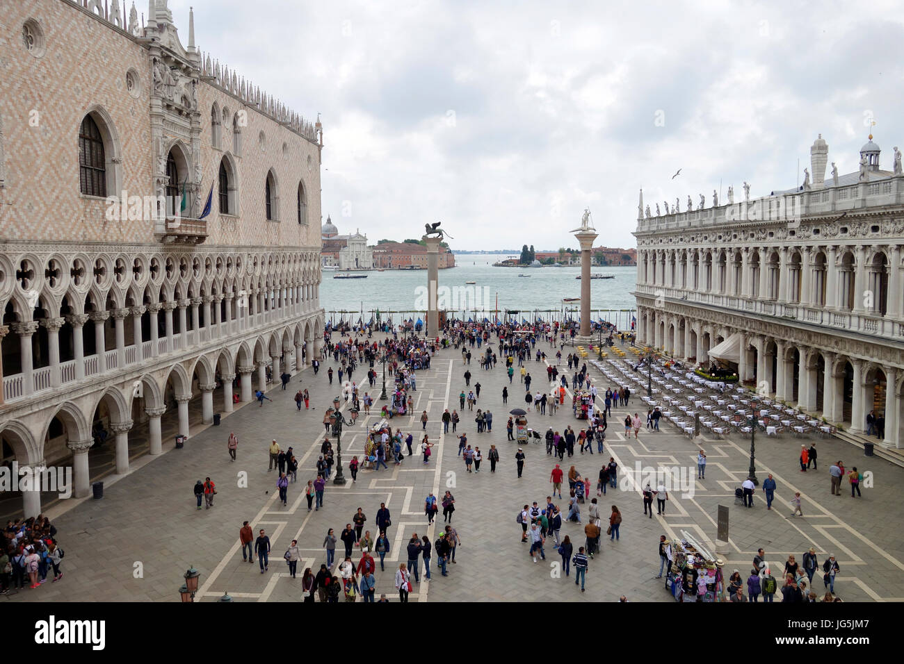 Piazza San Marco e le Colonne di San Marco e San Todaro, Venezia, Venezia, Italia Foto Stock