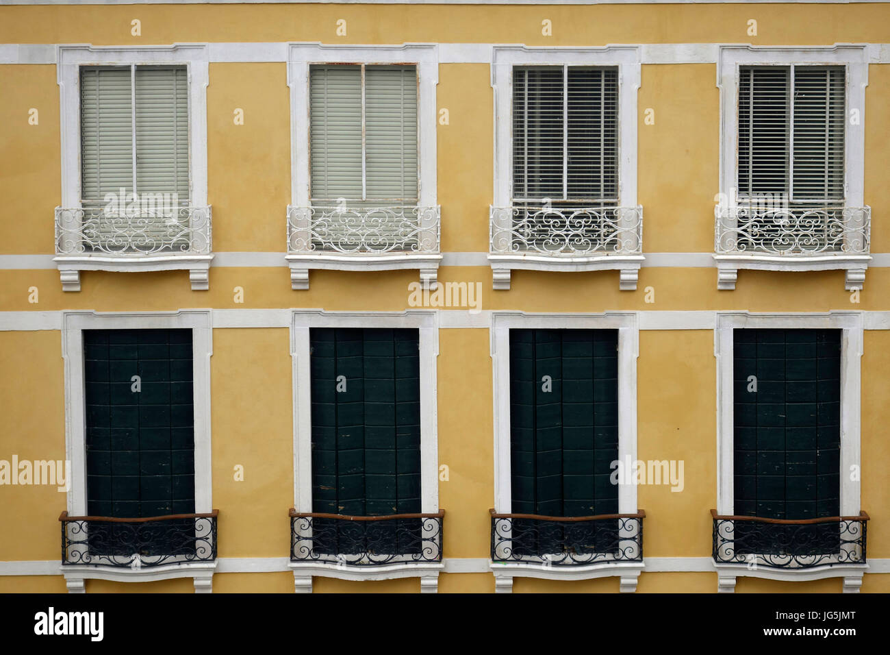 Finestre con persiane che si affacciano su Piazza San Marco, Venezia, Italia Foto Stock