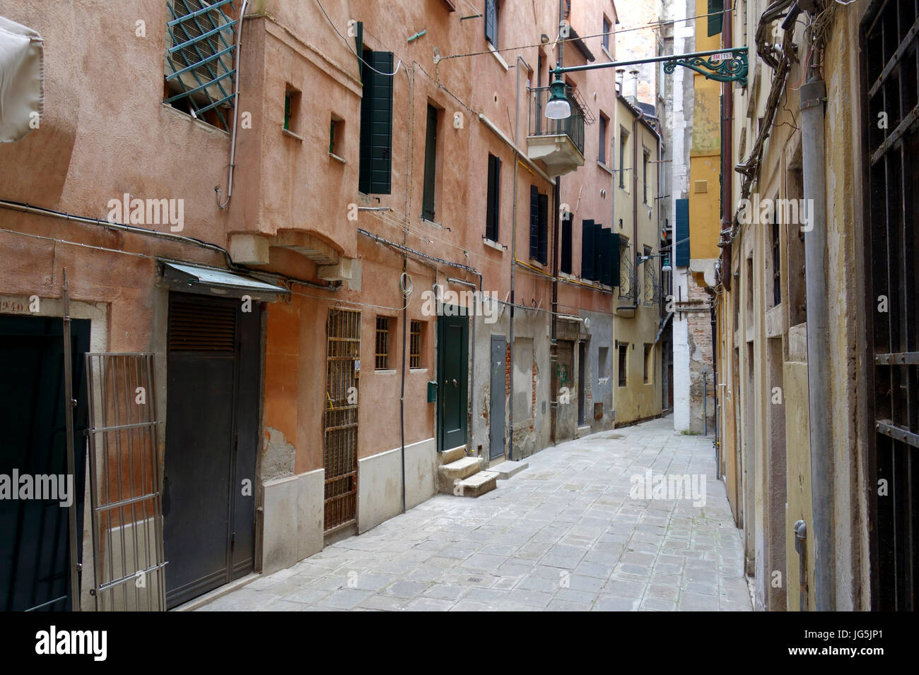 Uno dei molti stretti vicoli di Venezia, Italia Foto Stock