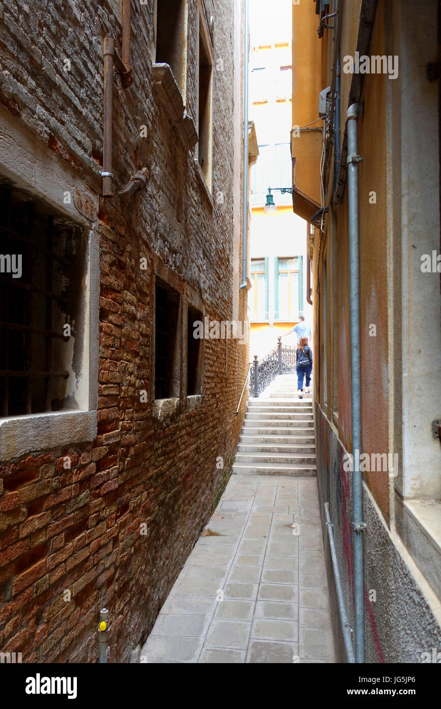 Uno dei molti stretti vicoli di Venezia, Italia Foto Stock