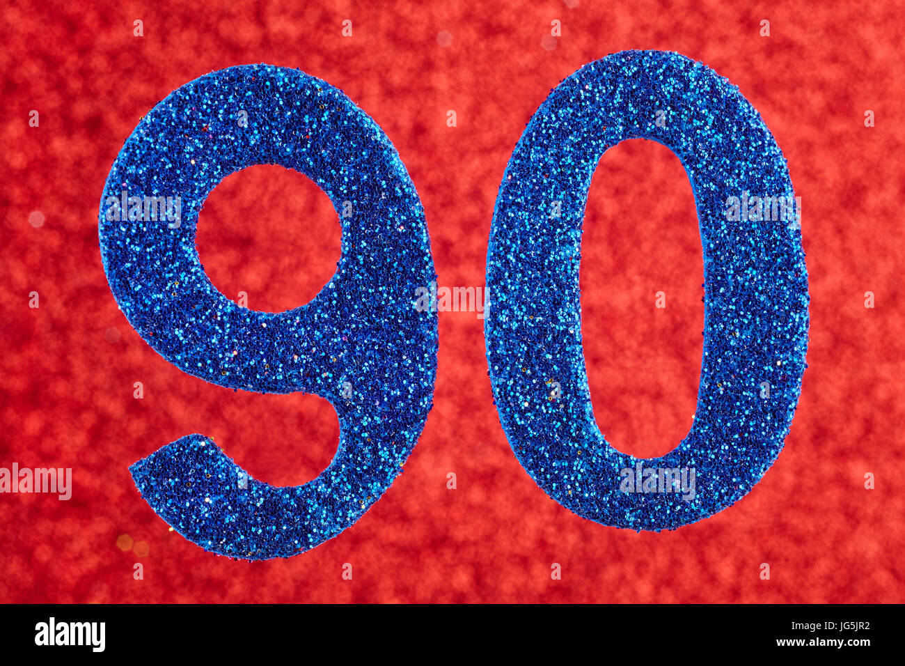 Il numero novanta colore blu su uno sfondo rosso. Anniversario. Posizione orizzontale Foto Stock