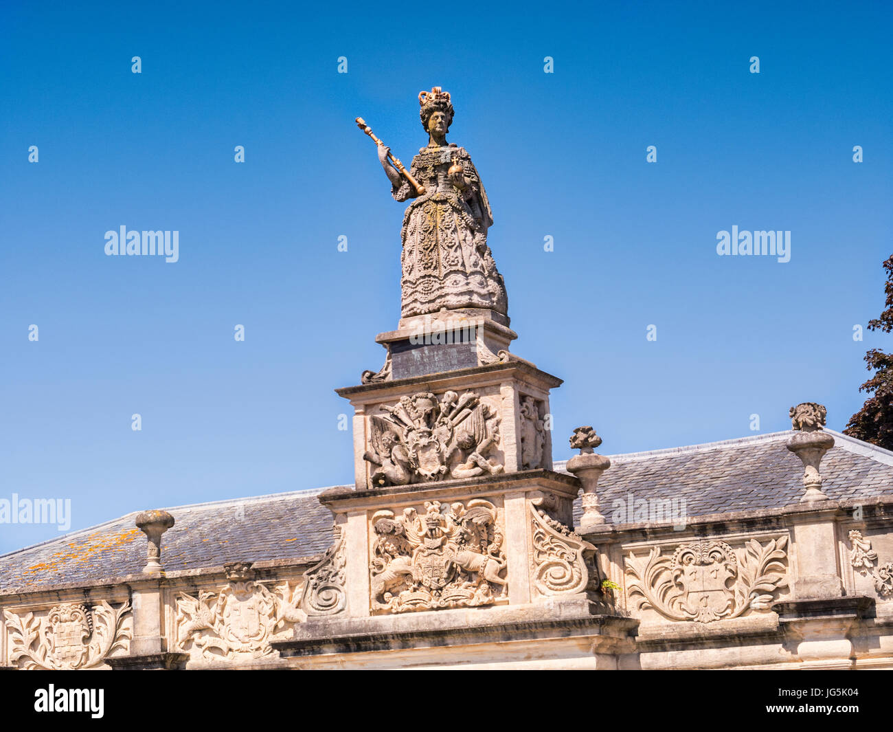 Statua della regina Anna presso il Queen Anne a piedi, precedentemente noto come il Mercantile Exchange, Branstaple, Devon, Inghilterra, Regno Unito. Foto Stock