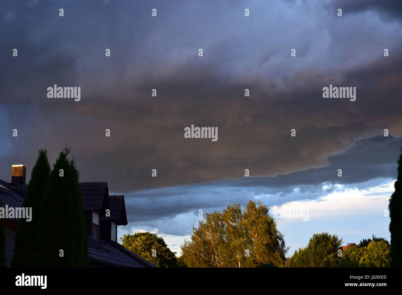 Stürmisches Wetter mit dunklen Wolken und Sonnenschein Foto Stock