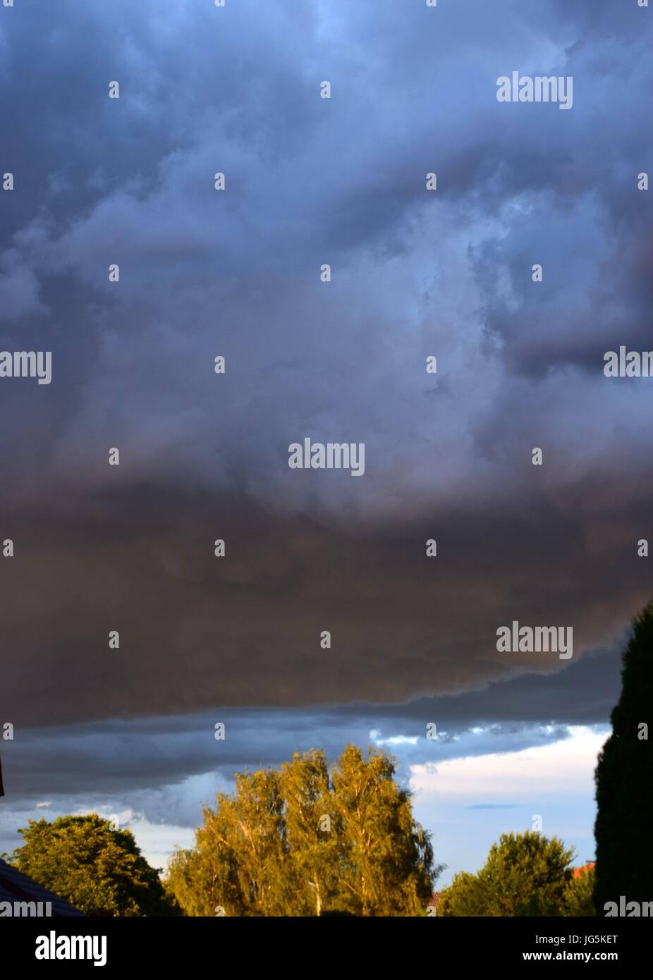 Stürmisches Wetter mit dunklen Wolken und Sonnenschein Foto Stock