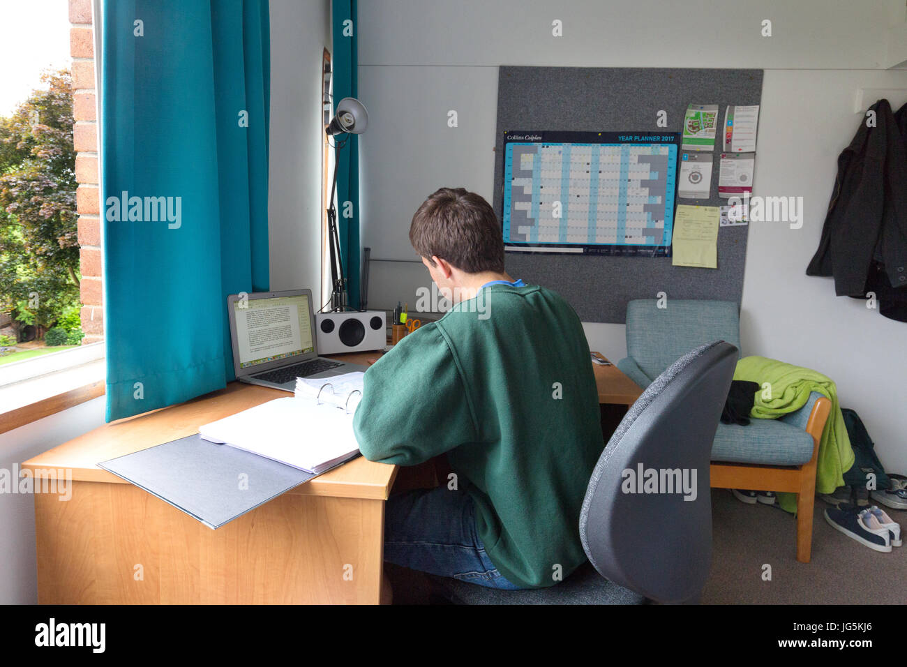 Studente nella sua stanza con libri e computer portatile, Queens College, Università di Cambridge Regno Unito Foto Stock