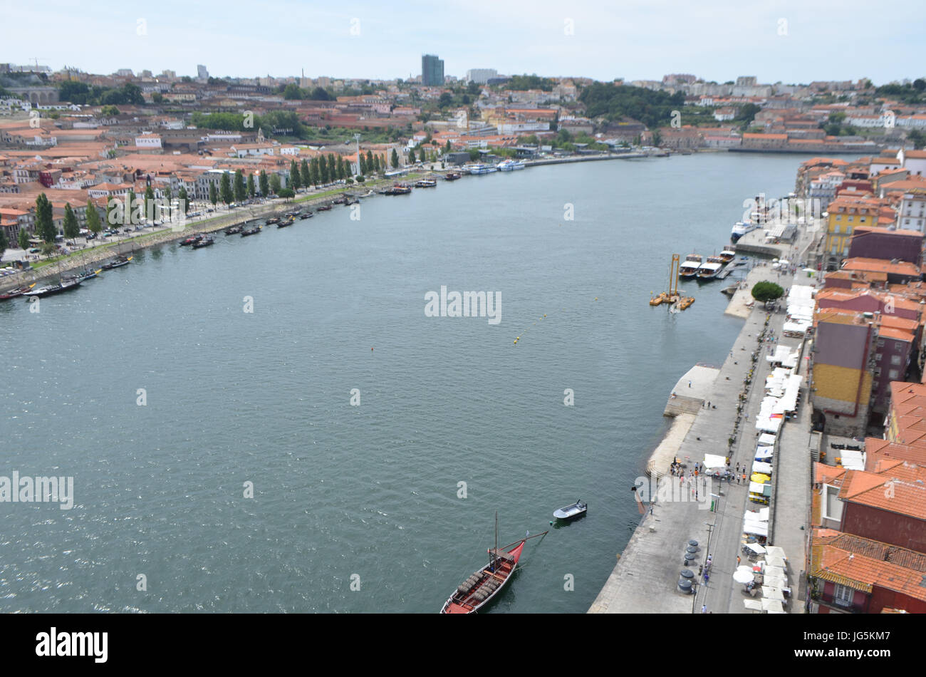 Lungo il fiume Douro vista superiore da Dom Luís I Bridge a Porto, Portogallo Foto Stock