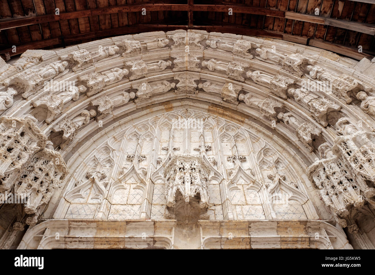 Intricato arco sopra la porta di ingresso del preservativo medievale cattedrale, costruita nel 1506-31. preservativo, Francia. Foto Stock
