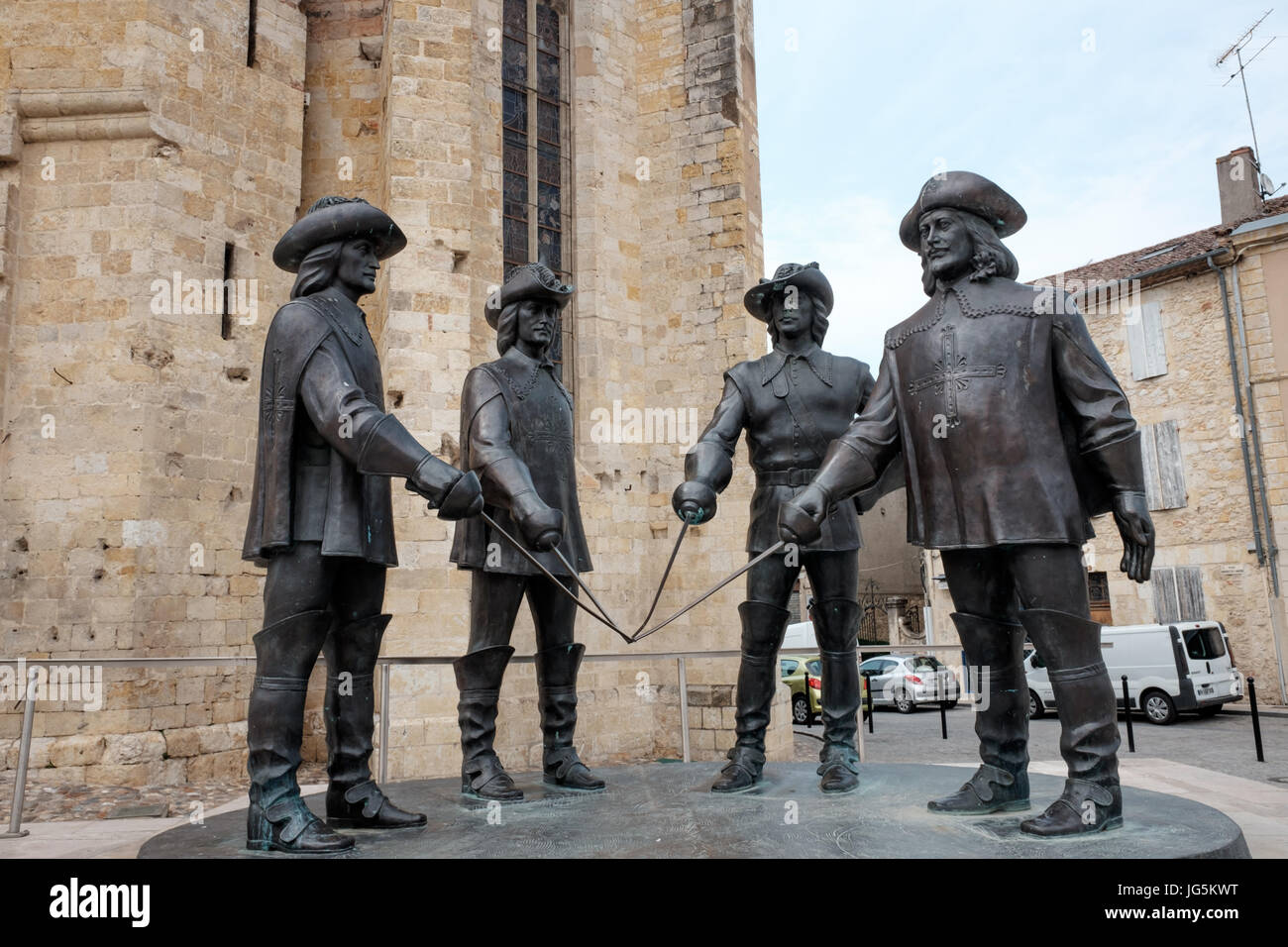D'Artagnan e i tre moschettieri, al di fuori della St Pierre cattedrale di Condom. Foto Stock