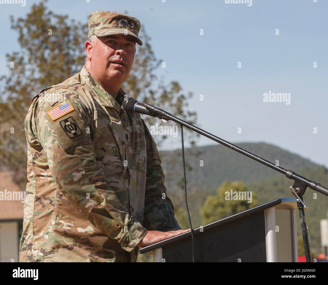 Arizona esercito nazionale Guard Lt. Col. Il Ciad M. Abts, comandante in entrata del trasporto 1120th battaglione, si rivolge a un gruppo di amici e parenti e compagni soldati durante il suo cambiamento di cerimonia di comando 15 giugno 2017 presso il Camp in Navajo Bellemont, Ariz. Abts, la cui assegnazione precedente era Operations Officer per l'Arizona i centri di formazione di prenotazione, assunse il comando della 1120th dal Lt. Col. Margaret E. Bielenberg. (Arizona esercito nazionale Guard photo by Staff Sgt. Brian A. Barbour) Foto Stock