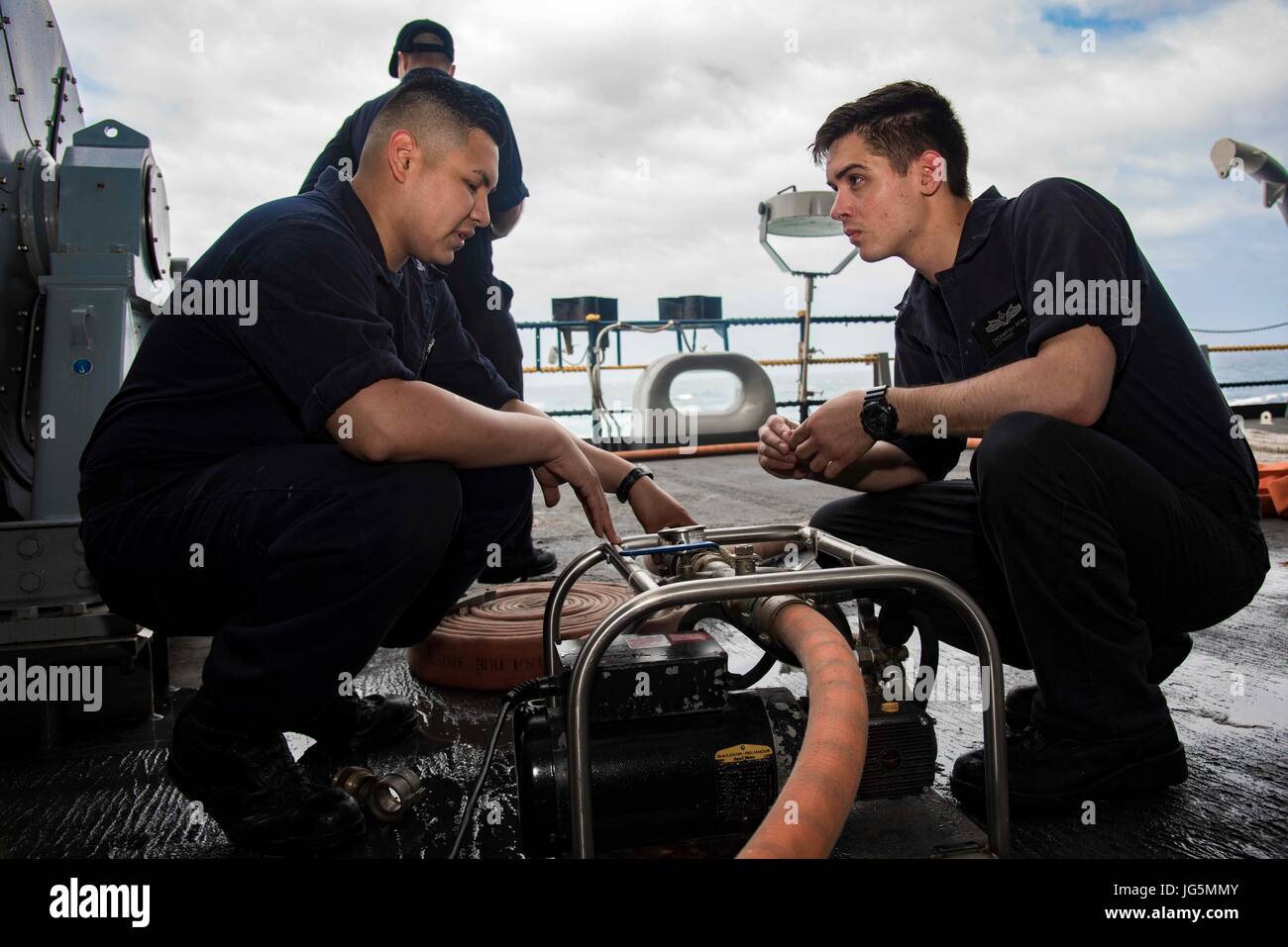 I marinai addetti al controllo dei danni hanno eseguito test idrostatici su un tubo flessibile a bordo della portaerei USS Dwight D. Eisenhower (CVN 69) il 24 giugno 2017, durante la fase di mantenimento del piano di risposta della flotta ottimizzato per garantire la prontezza operativa e la funzionalità delle attrezzature. Foto Stock