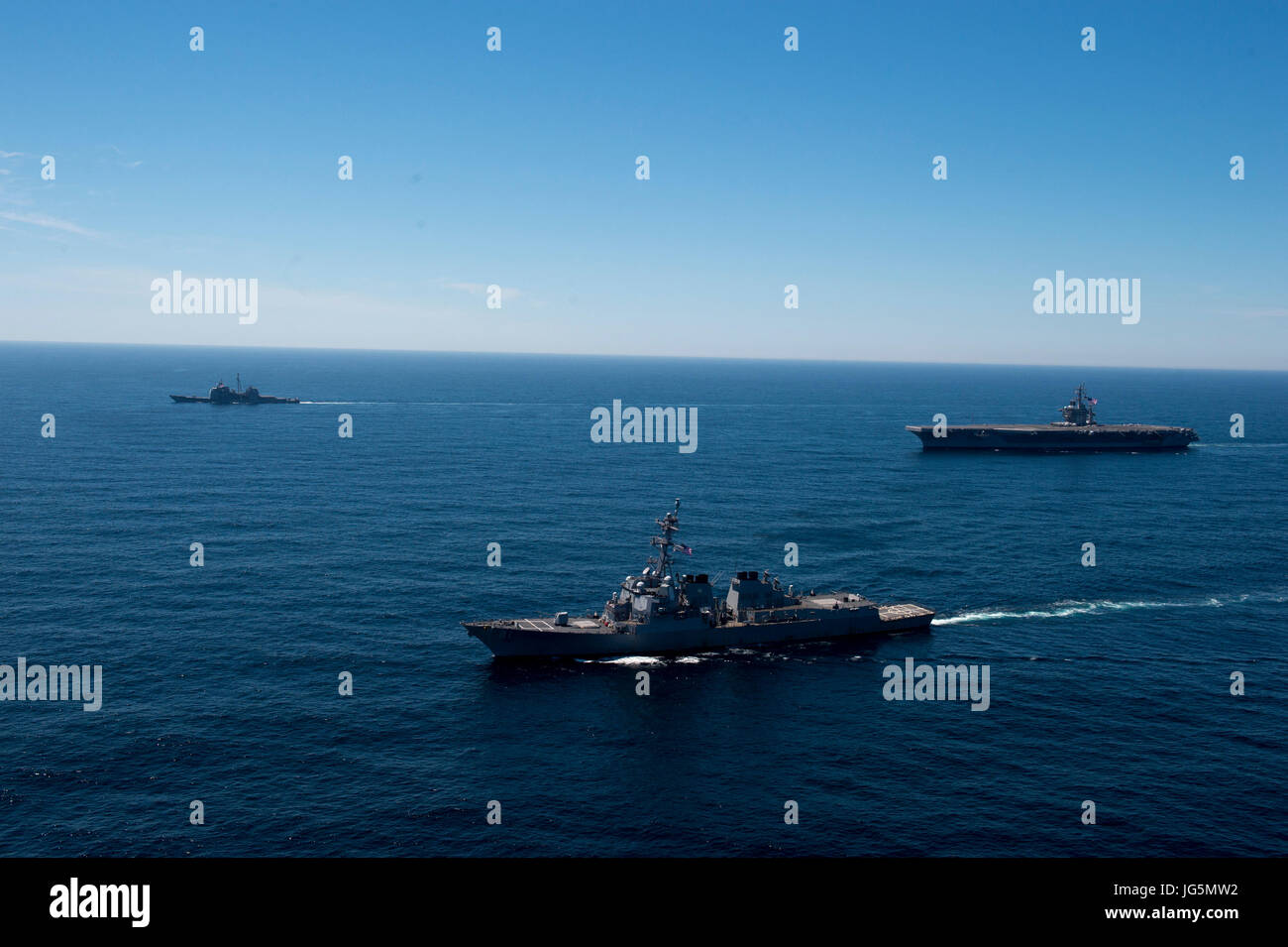 La USS Dwight D. Eisenhower, la USS Winston S. Churchill e la USS San Jacinto transitano nell'Oceano Atlantico durante una traversata bilaterale per la celebrazione del 150° anniversario del Canada. Foto Stock