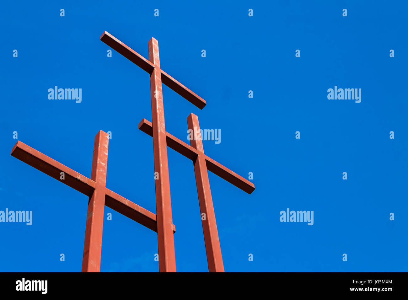 Tre croci rosse su un cielo blu di sfondo orientamento a sinistra Foto Stock