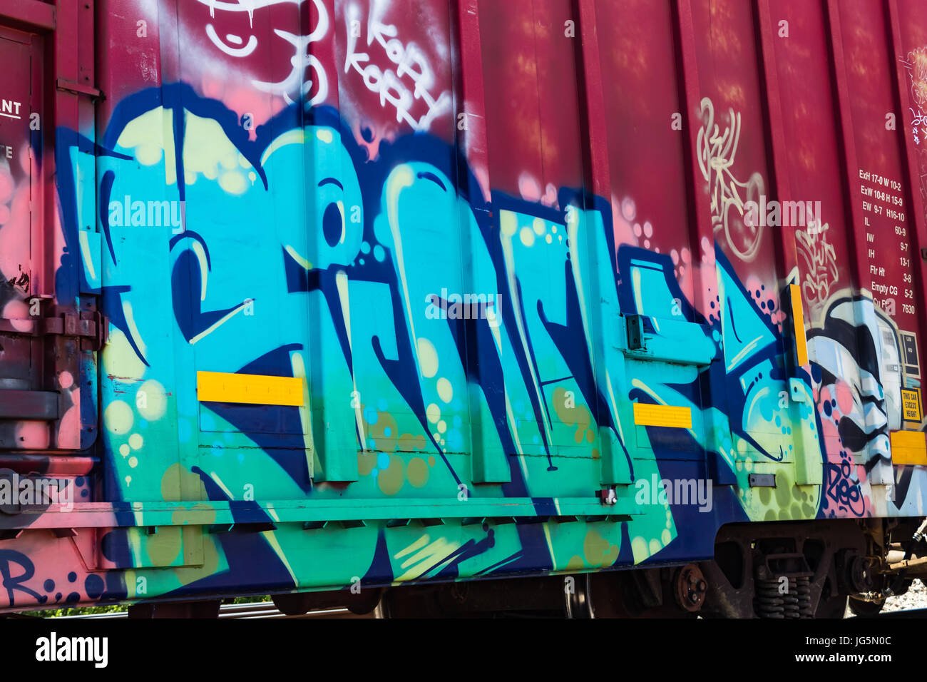 Graffiti sul lato di un trenino rosso auto Foto Stock