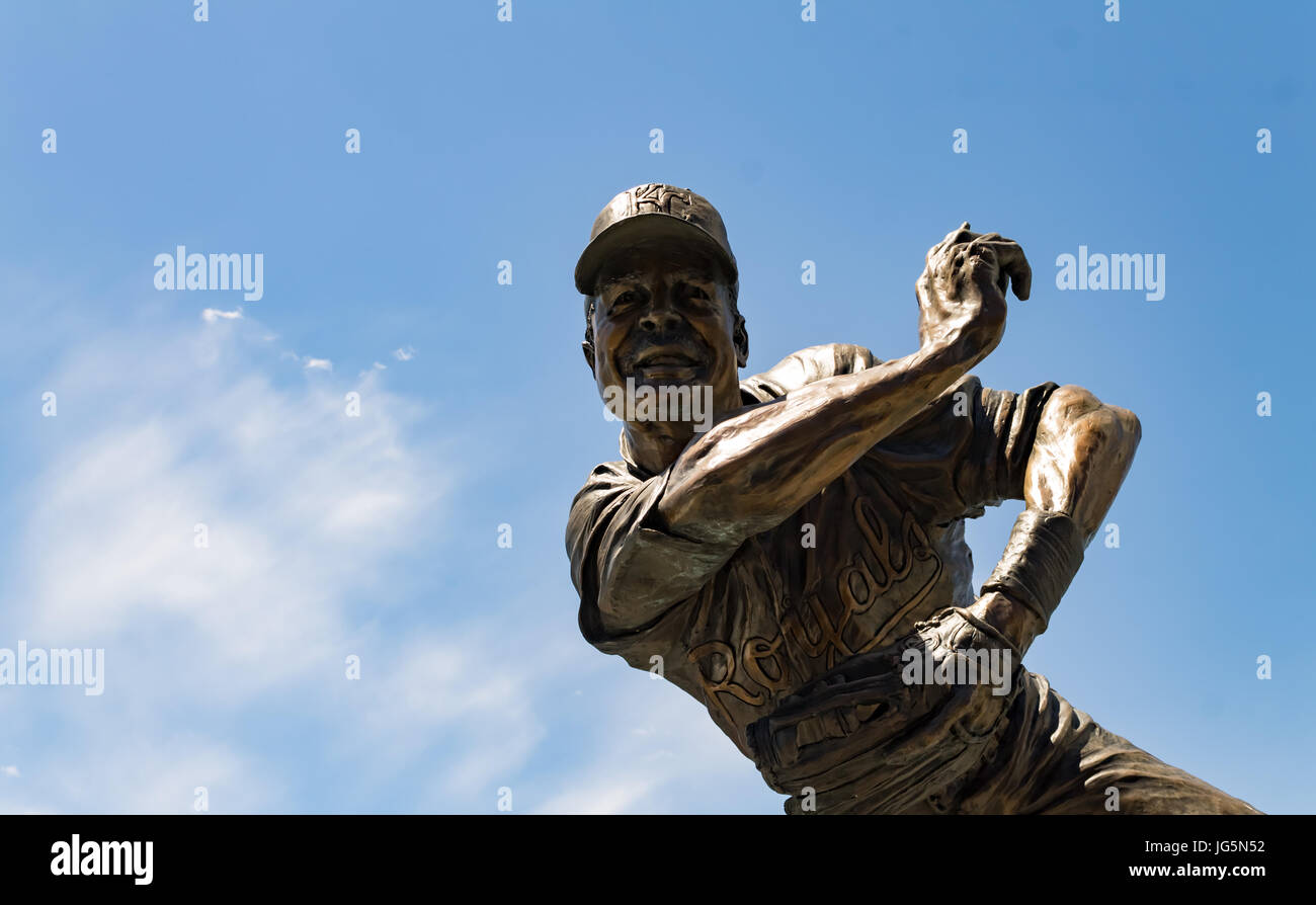 Kansas City, Missouri negli Stati Uniti- 6/26/2017 Frank White jr. Royals hall of fame secondo baseman statua in bronzo presso Kauffman stadium Foto Stock