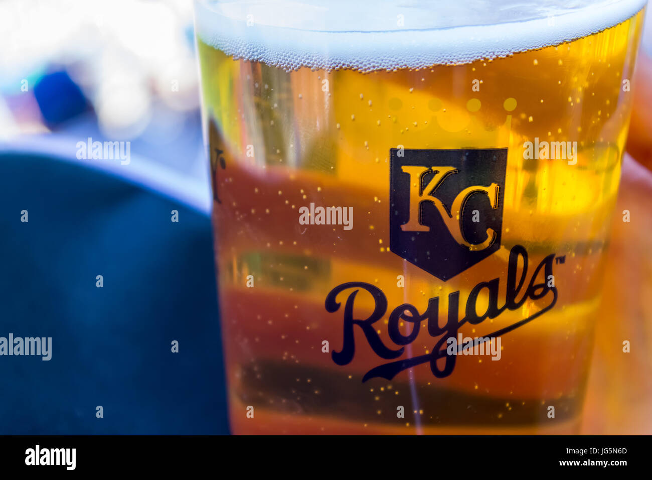 Kansas City, Missouri negli Stati Uniti- 6/26/2017 dallo Stadio Kauffman birra con sede a Kansas City Royals logo sulla tazza Foto Stock