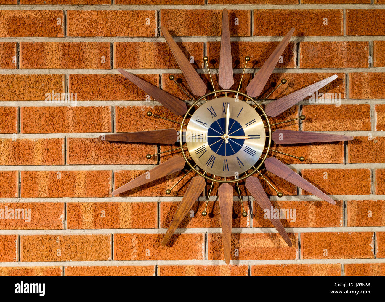 Orologio Vintage su un muro di mattoni in piena vista del clock Foto Stock