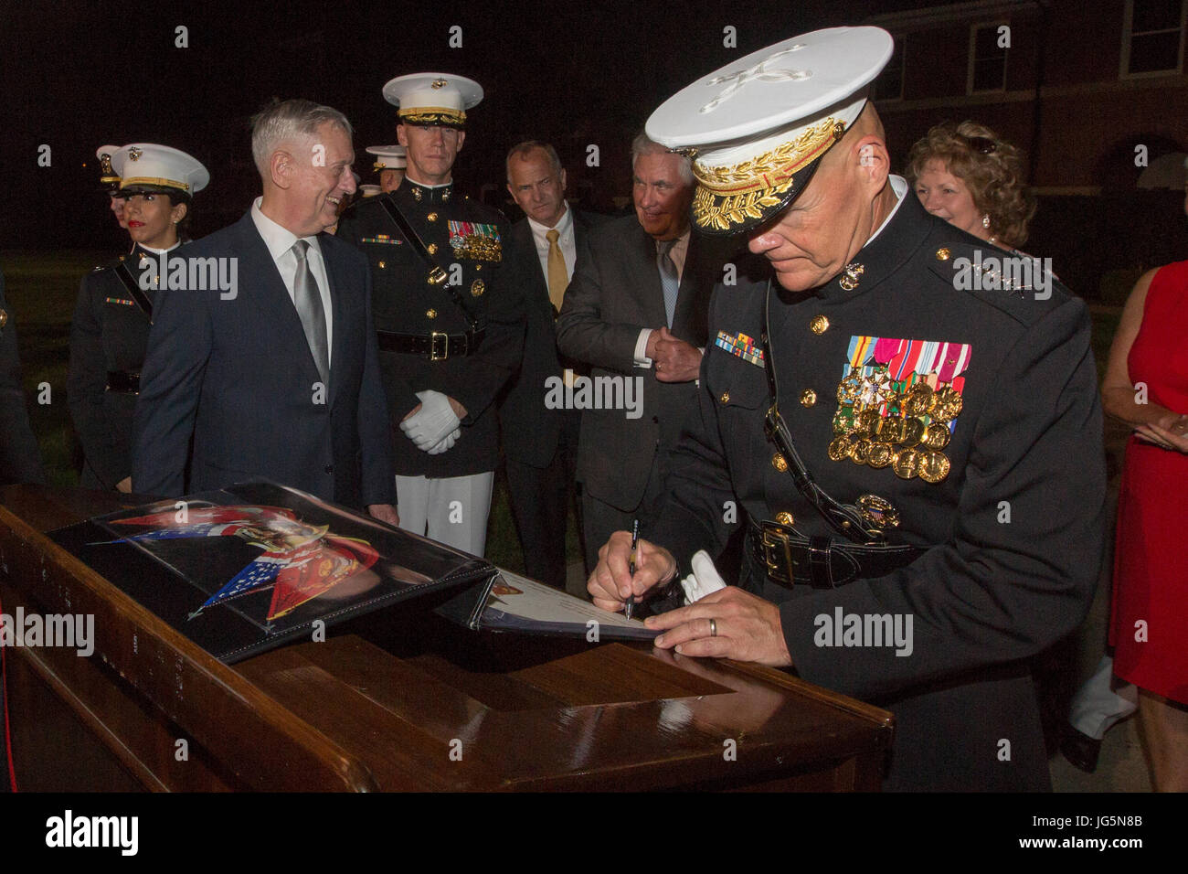 Il 30 giugno 2017, il Comandante del corpo dei Marines firmò il libro degli ospiti dopo una parata serale alla Marine Barracks Washington, D.C., ospitata con il Segretario della difesa come ospite d'onore, celebrando le operazioni cerimoniali della tradizione e del corpo dei Marines. Foto Stock